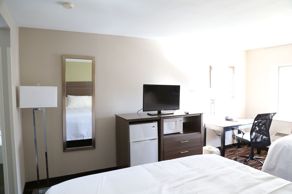Baymont By Wyndham Plano Hotel Exterior photo